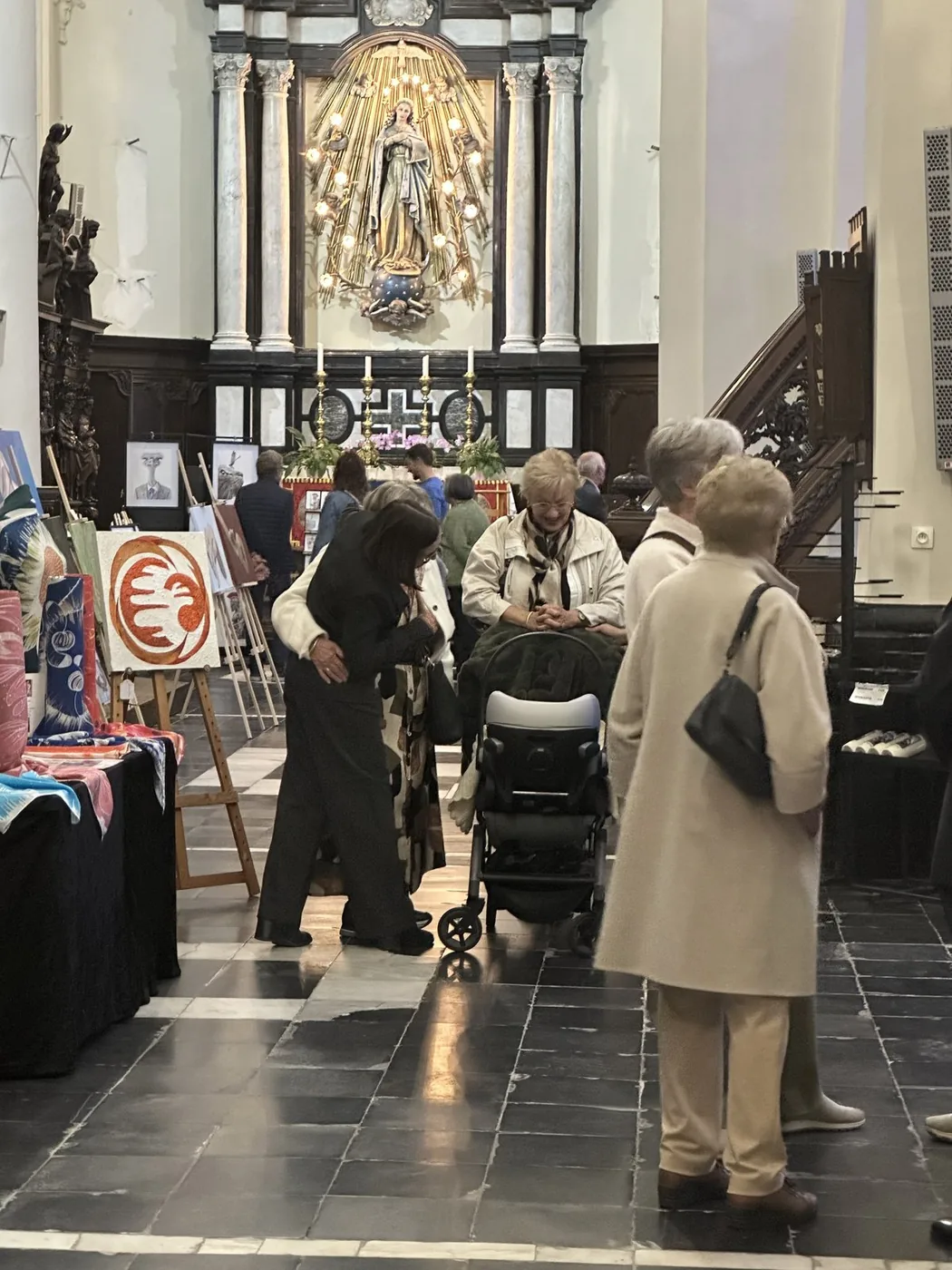 Bezoekers ontdekken kunst in de Sint-Denijskerk met het altaar op de achtergrond